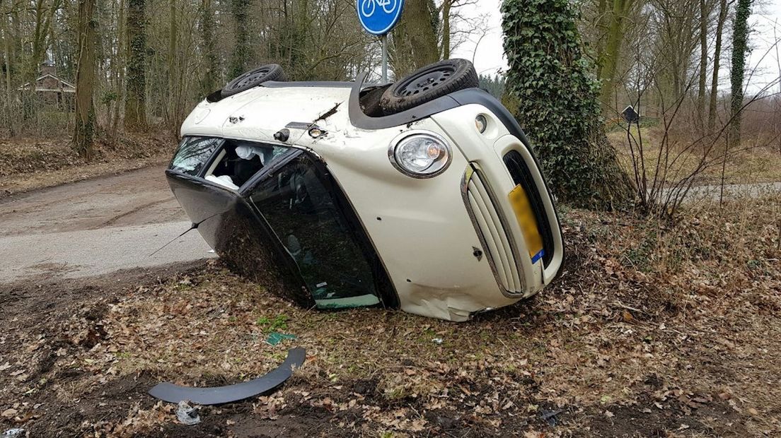 Auto op de kop bij ongeluk in Enschede
