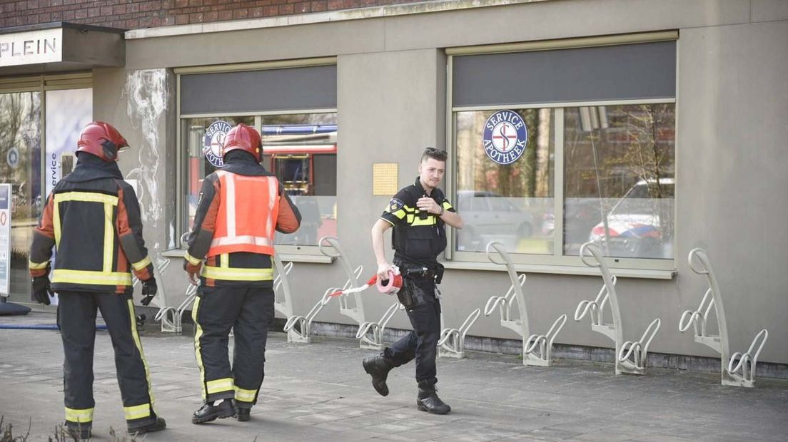 Brandweermannen bij de apotheek