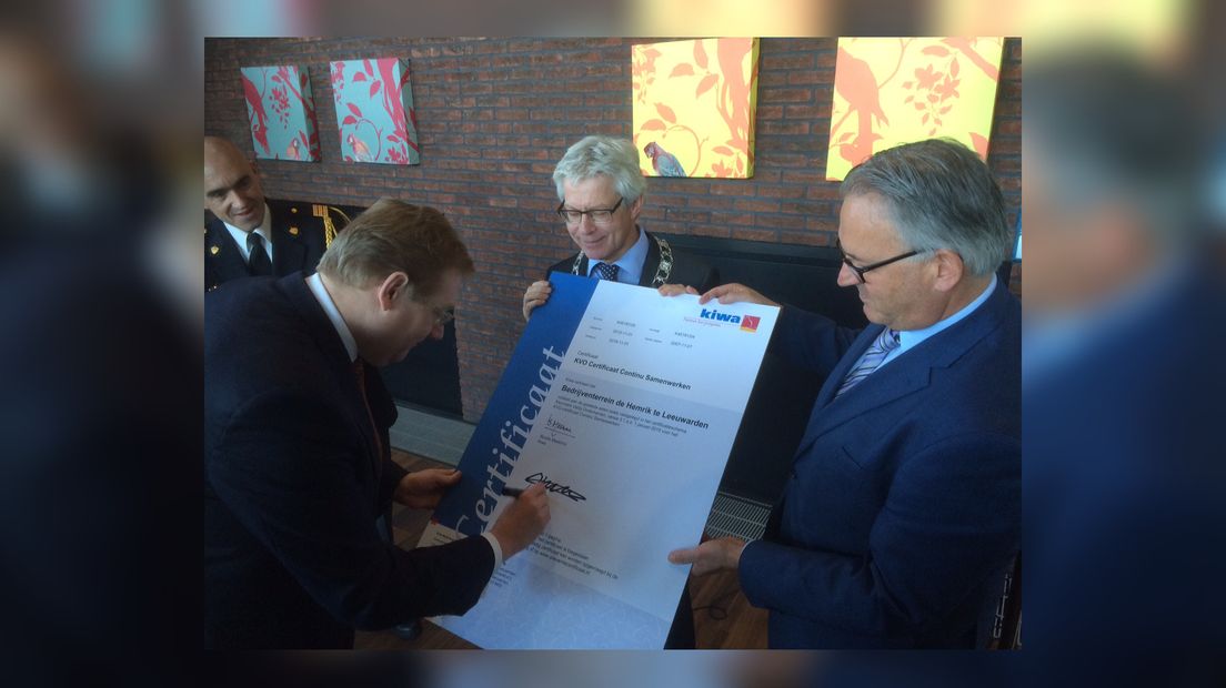 Minister Ard van der Steur tekenet it sertifikaat