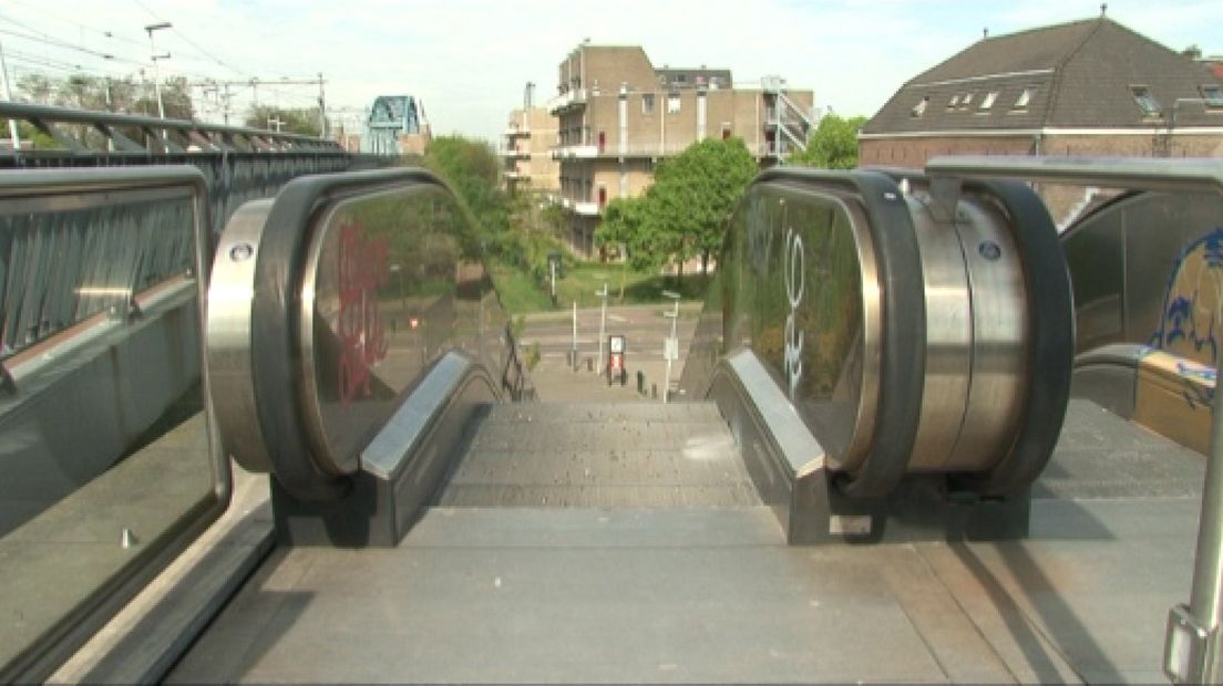 De roltrap bij fietsbrug De Snelbinder in Nijmegen wordt gesloopt.De roltrap staat sinds voorjaar 2012 stil, omdat het Liftinstituut de roltrap afkeurde vanwege veiligheidsoverwegingen.