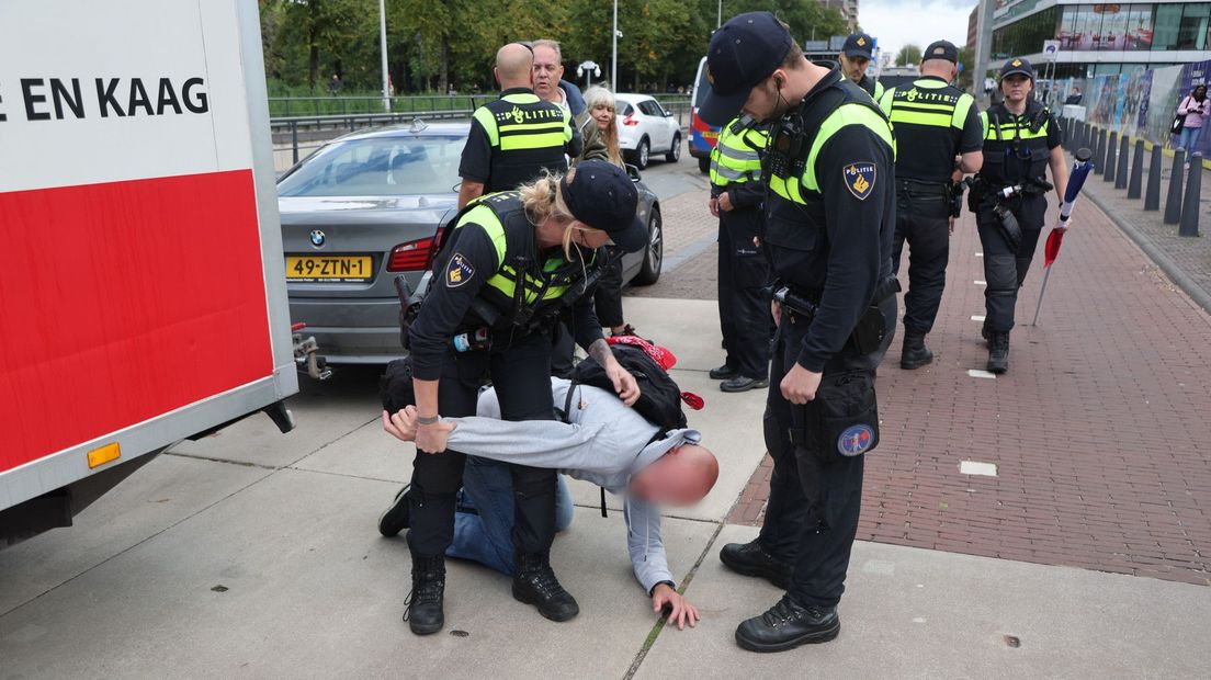 Arrestatie op Prinsjesdag bij Den Haag Centraal.