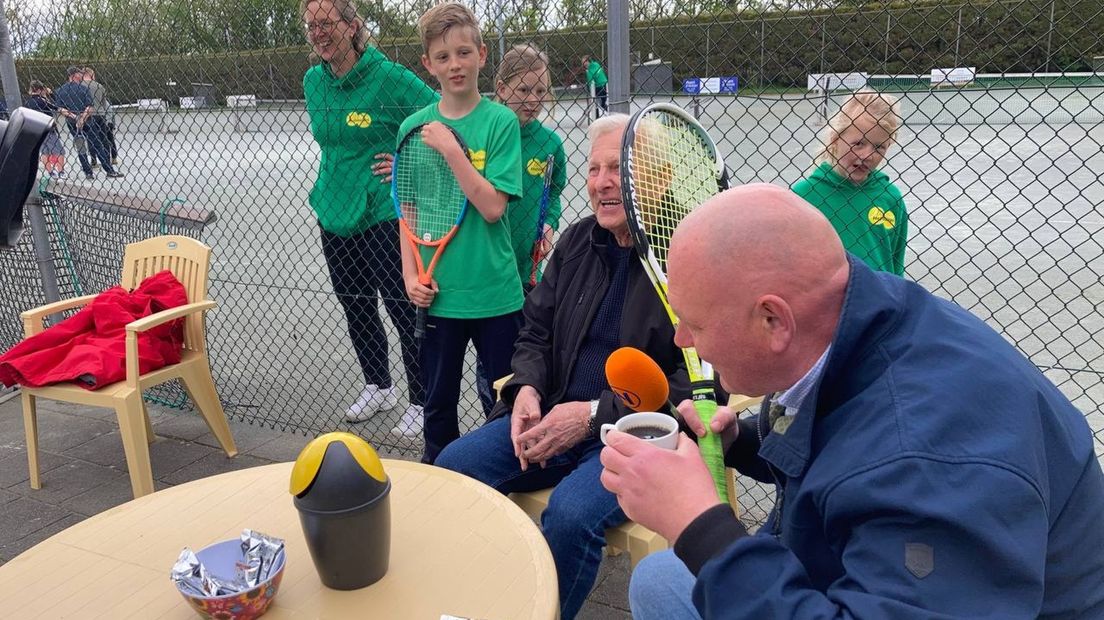 Ronald Niemeijer wil net een slok van zijn koffie nemen...