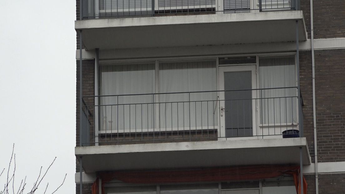 De bewoners van een flat aan de Hendrinaland in de Haagse wijk Mariahoeve keken even vreemd op toen er ineens een brief van het bestuur van de Vereniging van Eigenaren (VvE) bij de liftdeur hing met de boodschap: 'Met onmiddellijke ingang is het verboden de grote balkons naast de woonkamer te betreden, er bestaat instortingsgevaar. U ontvangt verder informatie in een brief.'