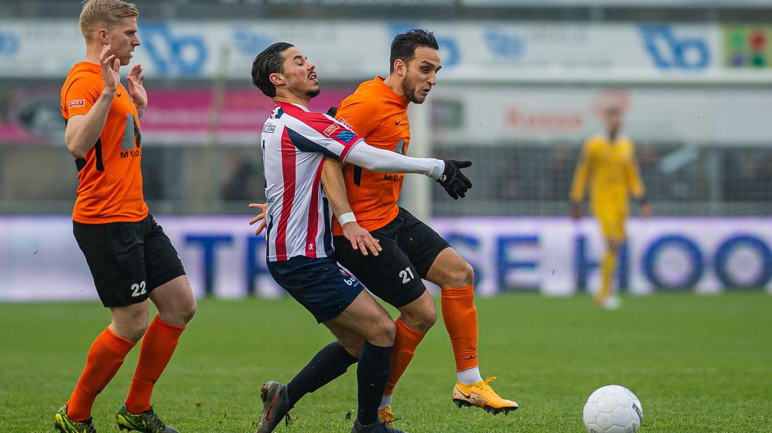 Gersom Klok van HHC Hardenberg doet alles voor de bal