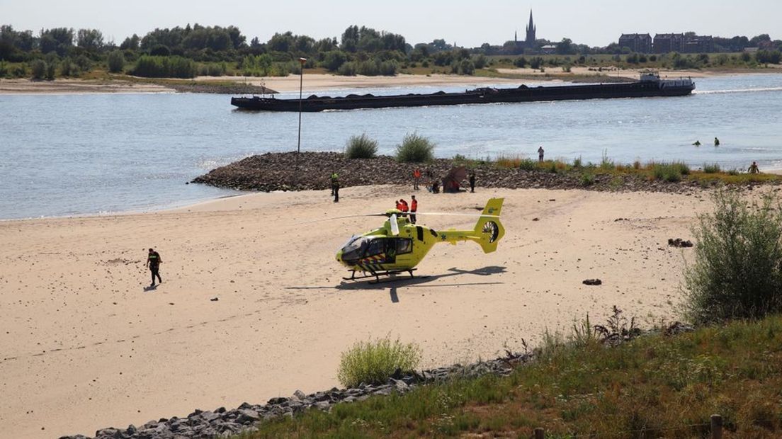 Een helikopter op het strandje bij Dodewaard.