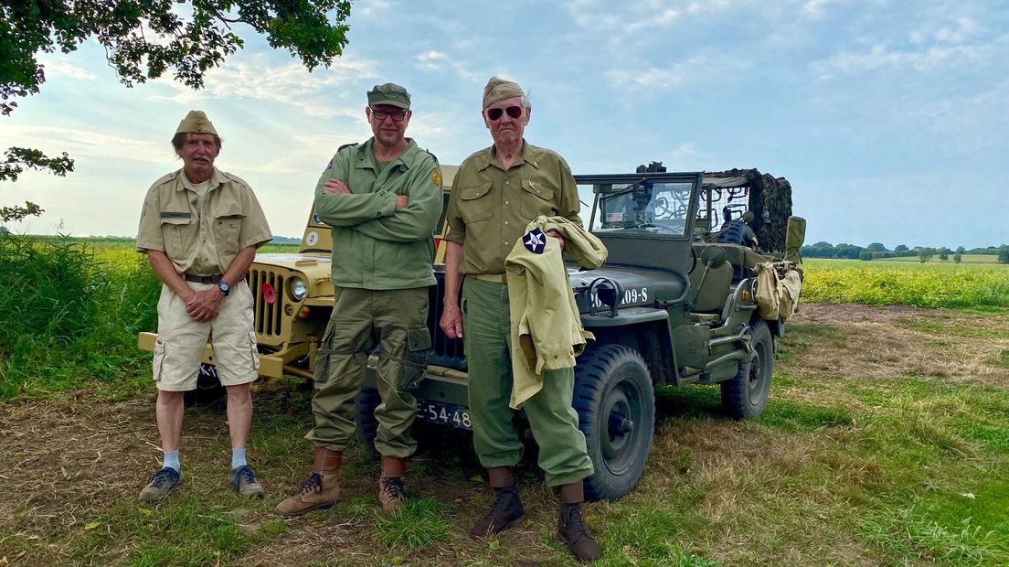 Van links naar rechts: Joop Vermeulen, Jim Hemelrijk en Piet de Geus met hun legervoertuigen
