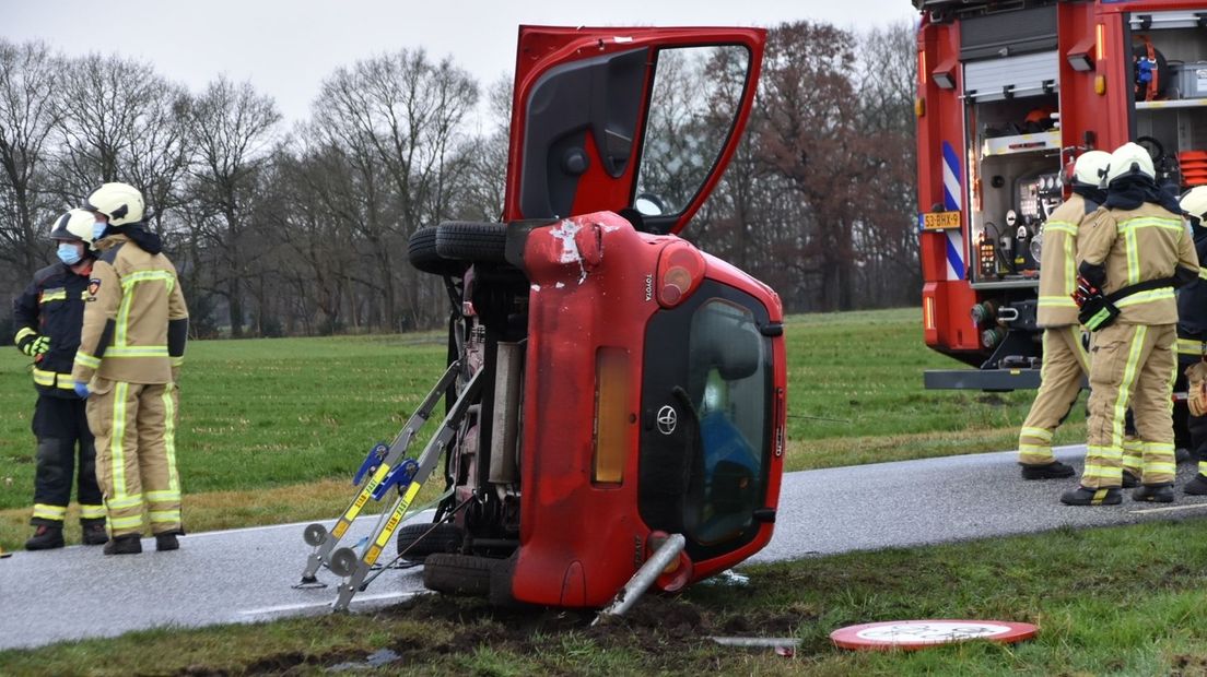 Auto belandt op zijkant bij Westerbork