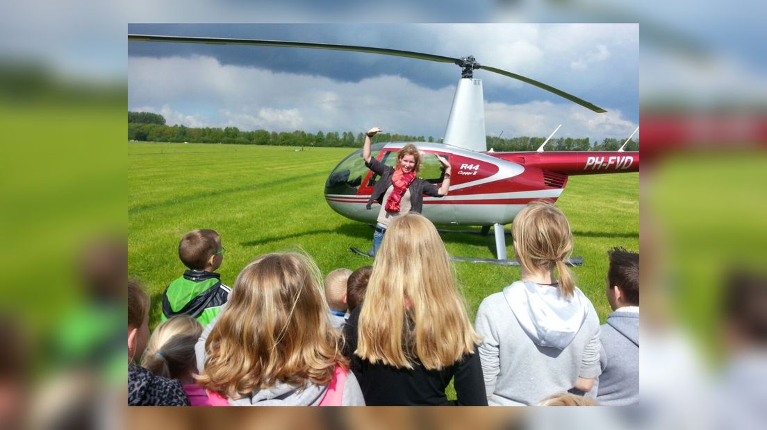 Elma de Vries leart foar helikopterpiloat