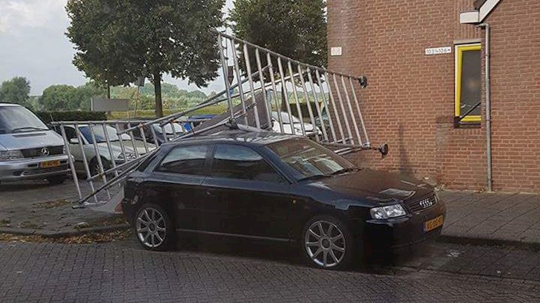 Een steiger is vanochtend omgevallen op een auto in Deventer