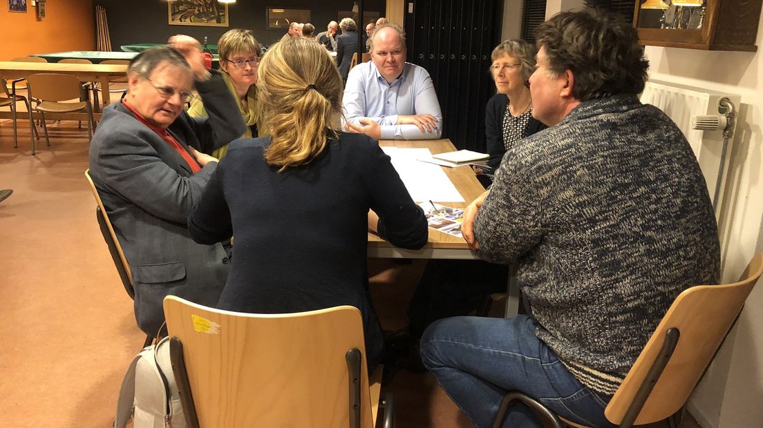 Belangstellenden tijdens de bijeenkomst