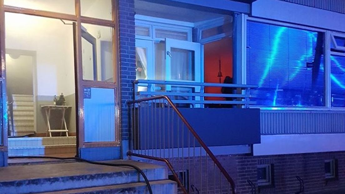 De bewoner kon op tijd uit de woning worden gehaald door de brandweer (Rechten: Politie Zuidoost-Drenthe)