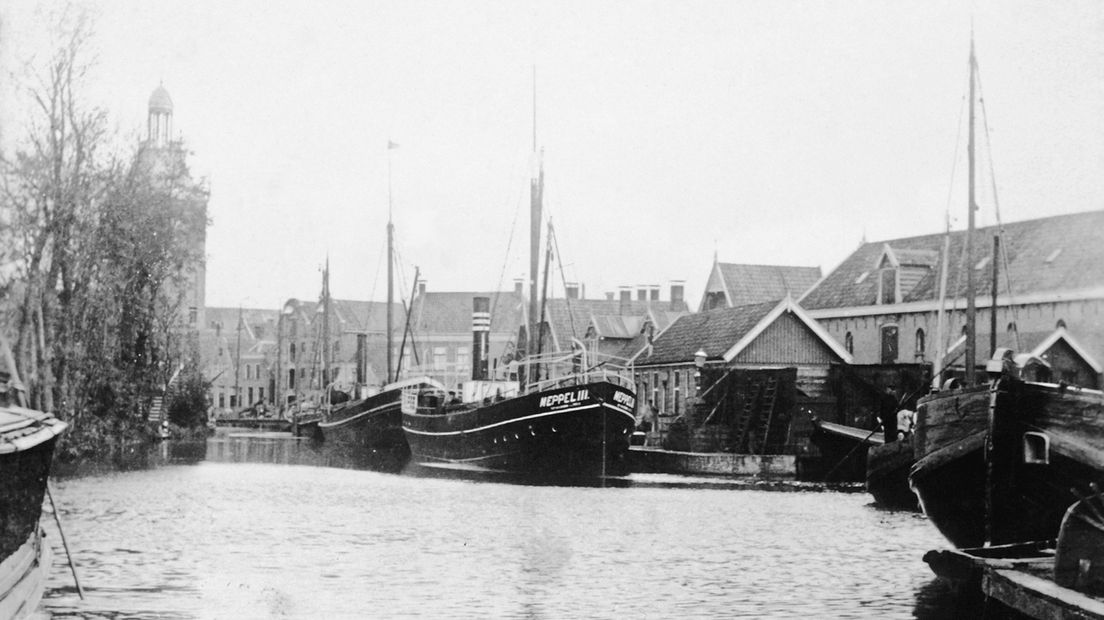 Schepen aan de stoombootkade met ook veerboot Meppel III rond 1890 (Rechten: Stichting Oud Meppel'