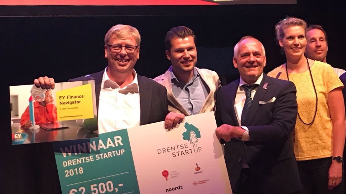 Arvick-directeur Henk van den Berg ontvangt de prijs uit handen van gedeputeerde Henk Brink (Rechten: Henk Brink)