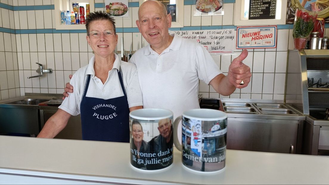 Yvonne (links) en Arie Plugge, met de bekers die ze van klanten cadeau kregen