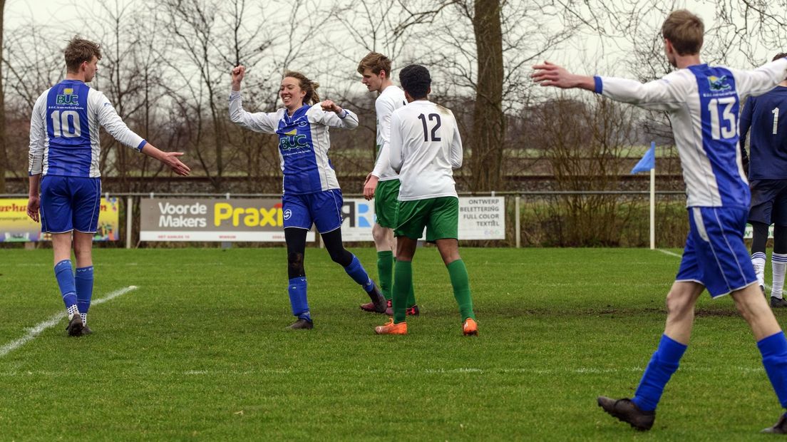 Vreugde bij SIOS 3 als Elsbeth de Haan één van haar drie doelpunten tegen DIO Groningen 7 viert