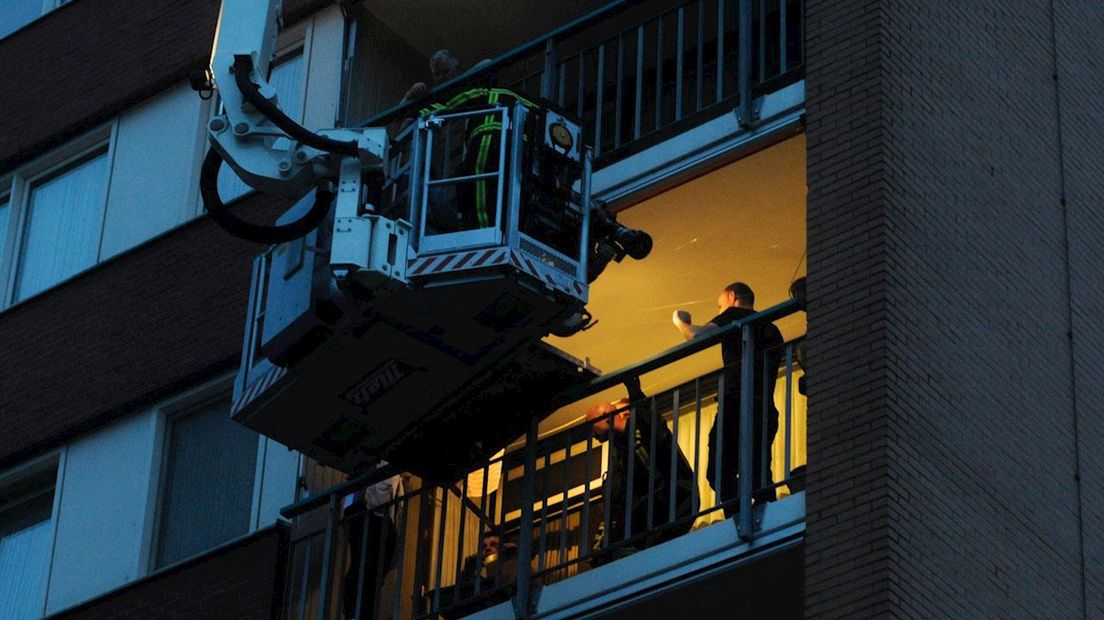 Brandweer brengt ouderen met hoogwerker thuis na blikseminslag in Enschede