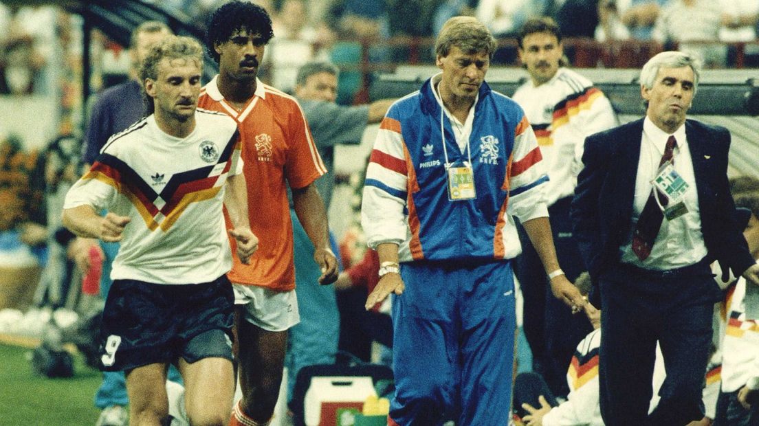 Rijkaard en Völler worden met rood van het veld gestuurd