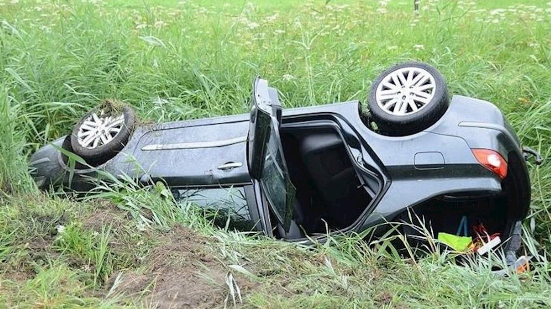Auto slaat over de kop in Genemuiden, bestuurder ongedeerd