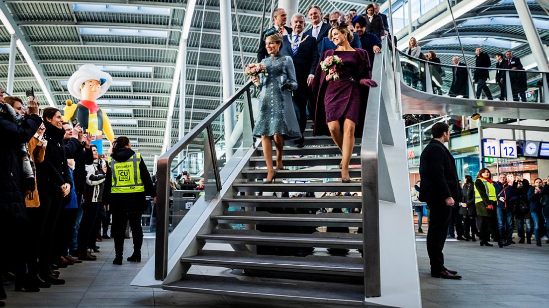 De koninginnen in de stationshal.