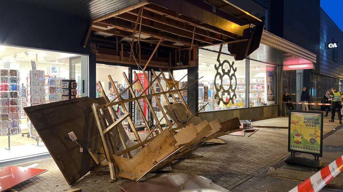 De voorgevel van boekhandel Broekhuis in Apeldoorn kwam helemaal los nadat een bestelbus op de stoep reed.