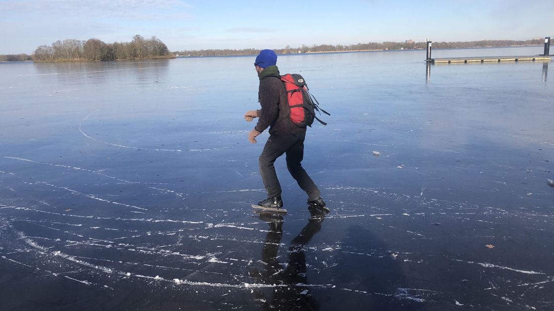 Een schaatsliefhebber waagt zich op het Paterswolsemeer