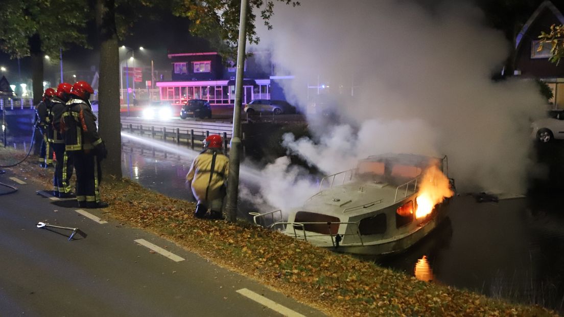 Vlammen slaan uit de boot in Stadskanaal