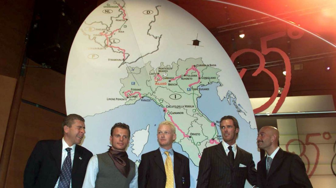 Italiaanse wielrenners Francesco Casagrande, Danilo Di Luca, Dario Frigo, Mario Cipollini en Marco Pantani poseren achter de routekaart van de 85ste Giro