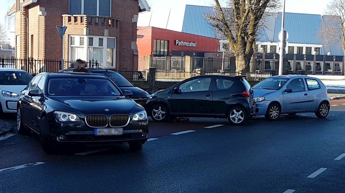 Auto's botsen op elkaar in Enschede