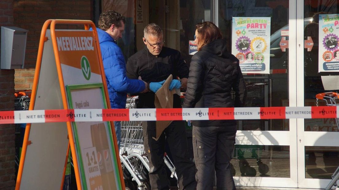 Sporenonderzoek politie na overval supermarkt Staphorst