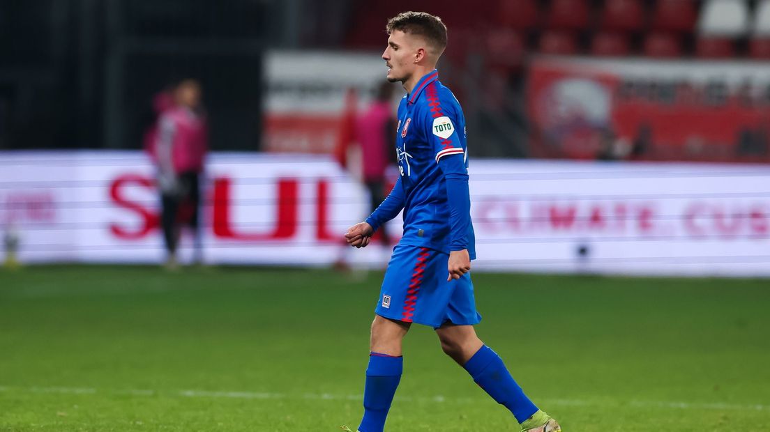 Sadílek verlaat het veld na zijn rode kaart tegen FC Utrecht
