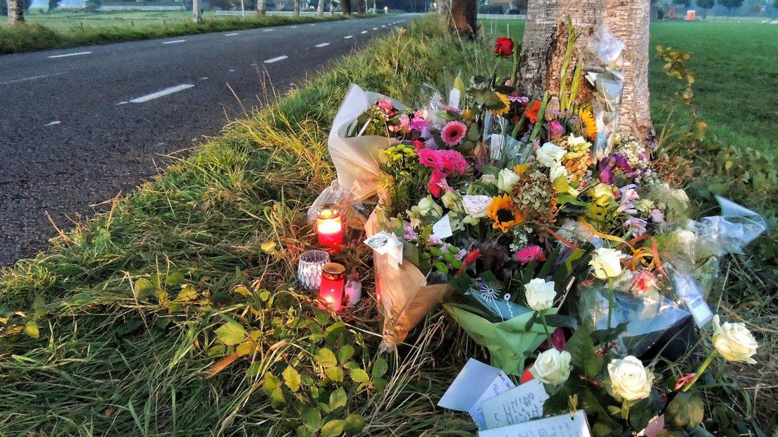 Op de plaats van het ongeluk werden bloemen gelegd (Rechten: Persbureau Meter)