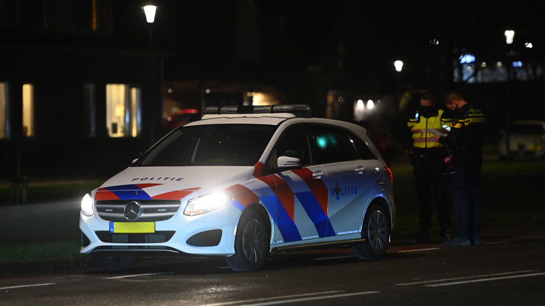 Agenten voeren een avondklok-controle uit in Hoogezand