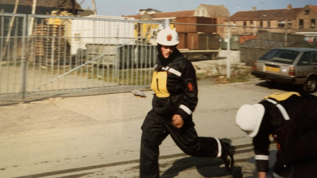 Hans Jongman aan het werk als brandweervrijwilliger