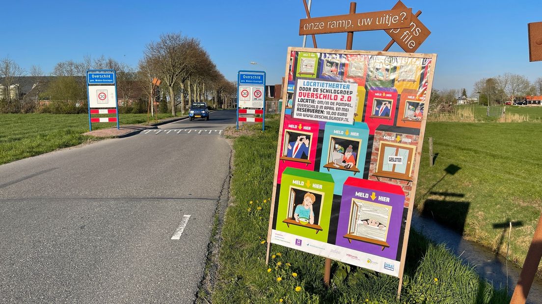 Poster van de voorstelling 'Overschild 2.0' aan de rand van het dorp