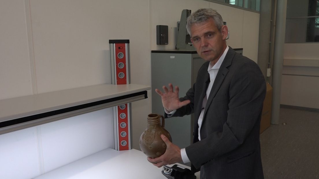 Falcke gebruikt een stenen kruik als maan