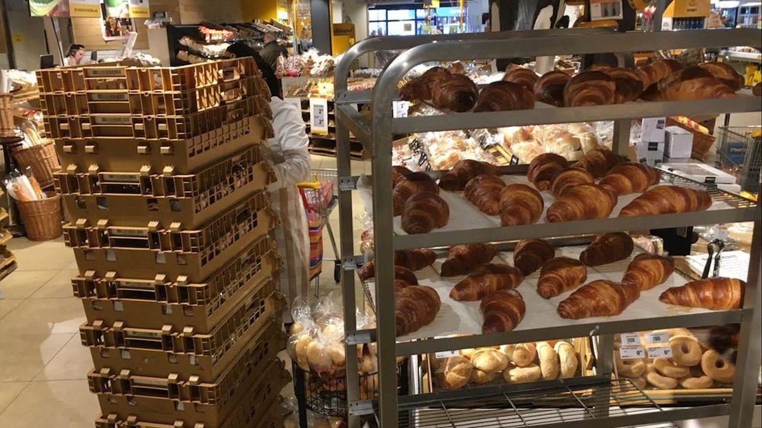 Voorraad brood en croissants worden continu aangevuld