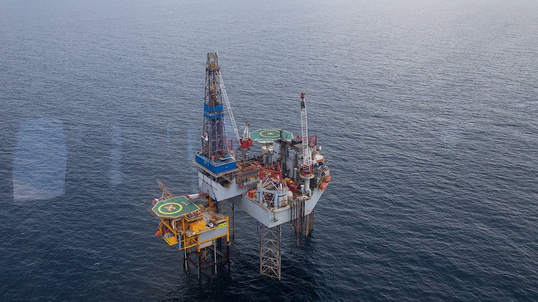 Het boorplatform Noble Ronald Hoope in de Noordzee