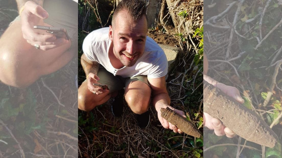 Rick de Jonge met de mortiergranaat, waarvan hij de ernst op het moment van de foto nog niet inzag.