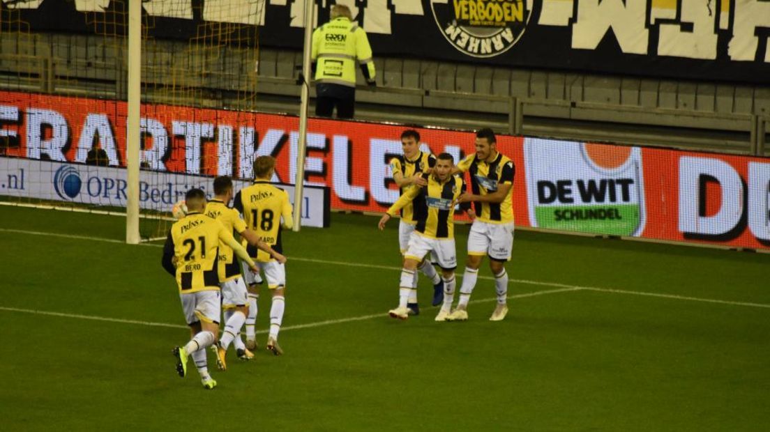Vitesse heeft zaterdagavond een belangrijke overwinning geboekt tegen directe concurrent FC Utrecht: 2-1. Lange tijd was er niks aan in GelreDome, totdat Bryan Linssen zijn eerst competitiedoelpunt sinds 12 augustus maakte. Daarna ontbrandde de wedstrijd en wisten de Arnhemmers de zege uit het vuur te slepen.
