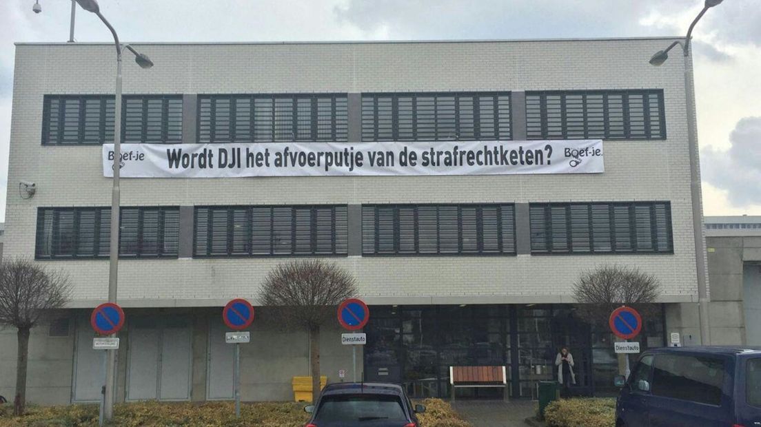 Spandoek aan gevangenis Karelskamp in Almelo