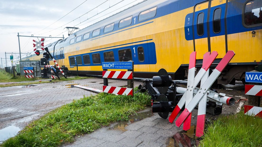 Ontspoorde trein op spoorovergang bij Wouw