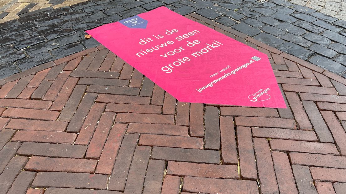 De gekozen rode stenen voor de Grote Markt