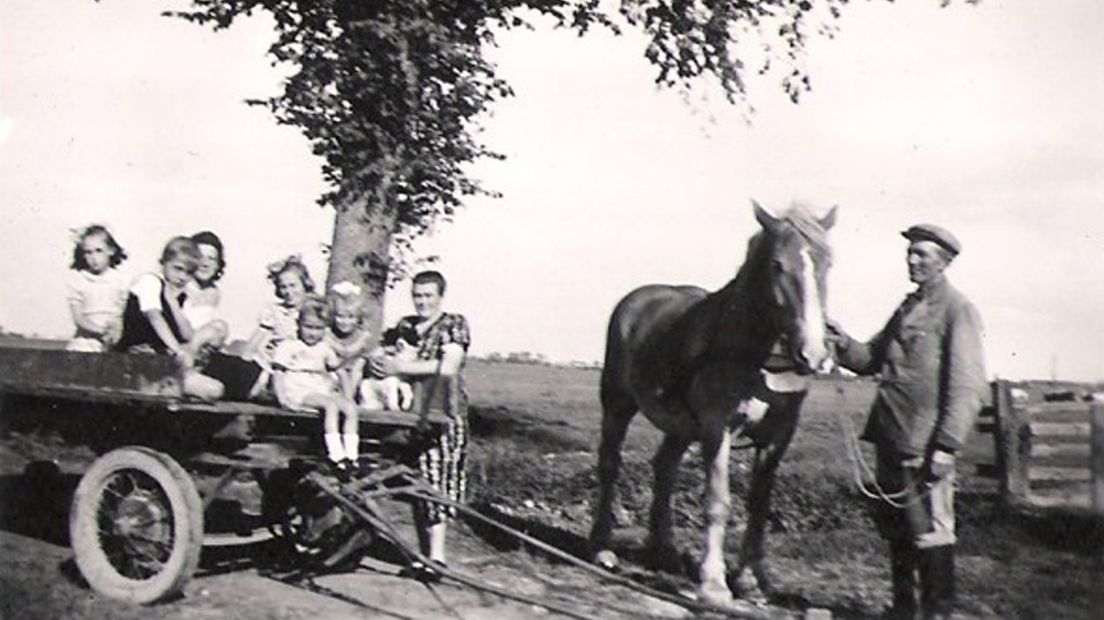 Jakob Mulder met zijn kinderen en enkele kinderen uit het westen na de oorlog op zijn boerderij