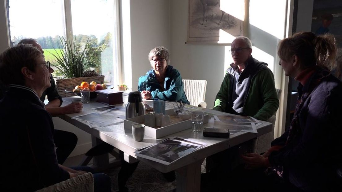 Bezoekers tijdens de duurzame huizenroute in Barchem