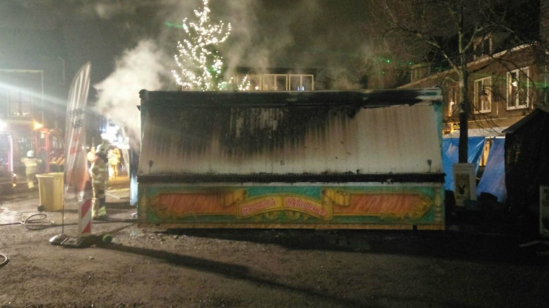 Bij het kerstevenement Huissen bij Kaarslicht is zaterdagavond rond 18.00 uur de oliebollenkraam in brand gevlogen. Twee gewonden zijn met brandwonden naar het ziekenhuis gebracht. De plek rondom de oliebollenkraam is afgezet. Het evenement ging door.