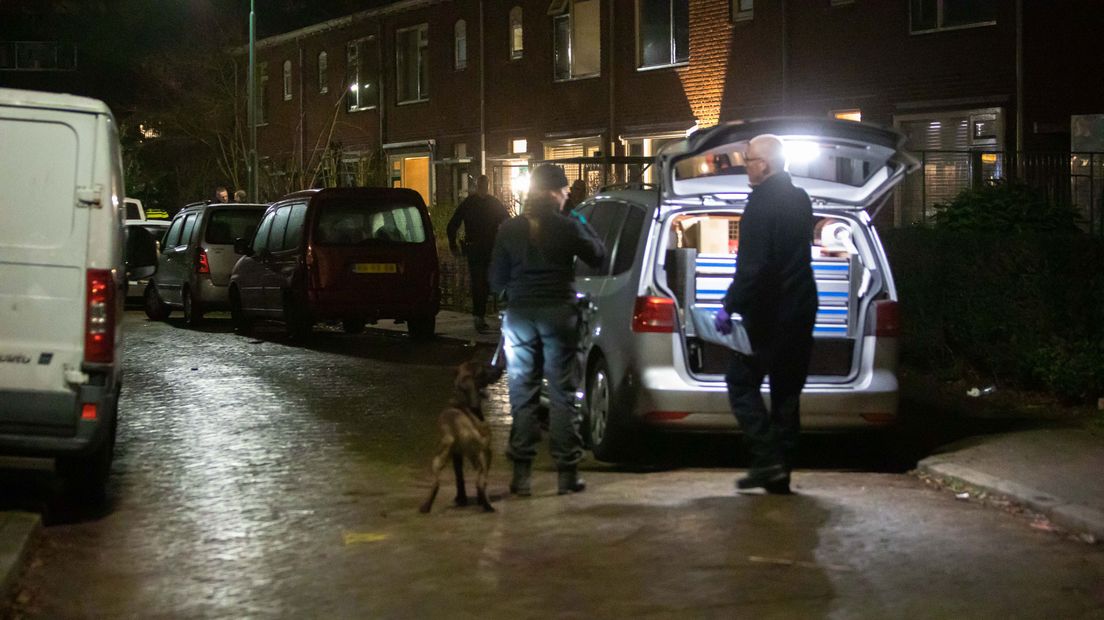 Agenten schakelen politiehond in bij zoekactie op Frans Halslaan in Soest