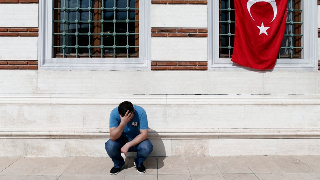 Een nabestaande van de aanslag in Istanbul rouwt.