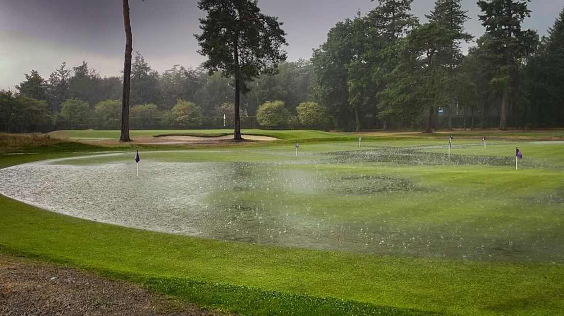 Water op de green bij de golfclub.