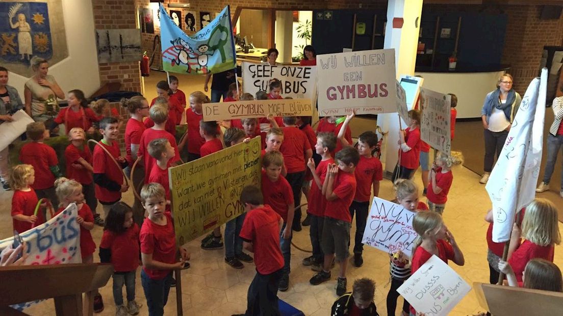Leerlingen demonstreren in het gemeentehuis in Ommen