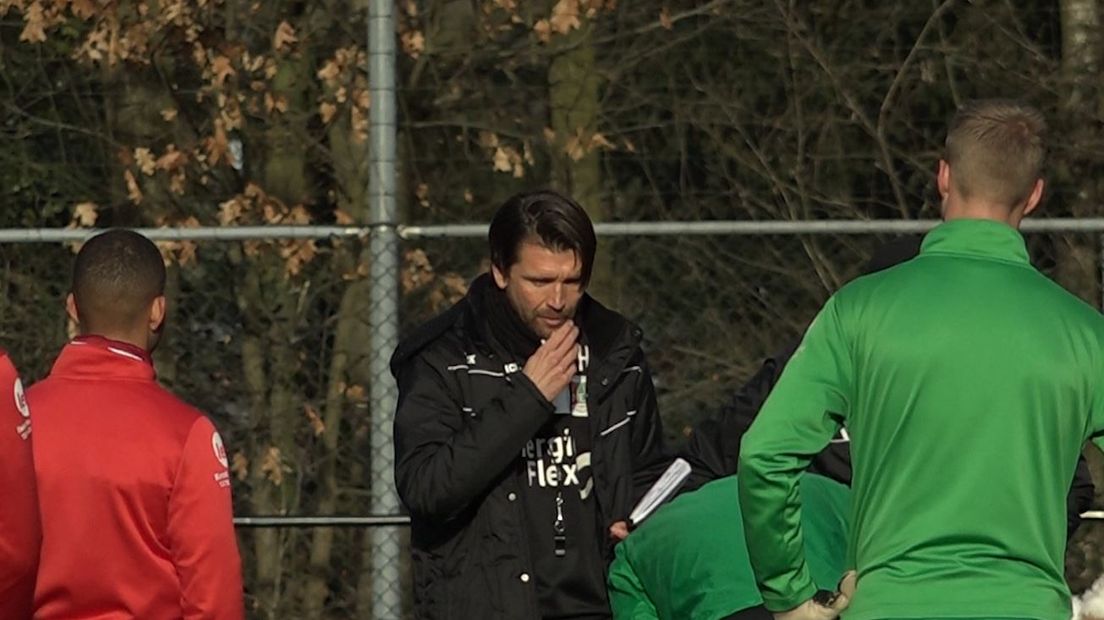Het is een wekelijks dilemma voor trainer Peter Hyballa bij NEC.